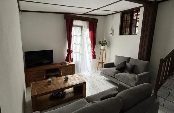 Location Maison 110m&sup2; 5 pièces Saint Gilles Les Hauts