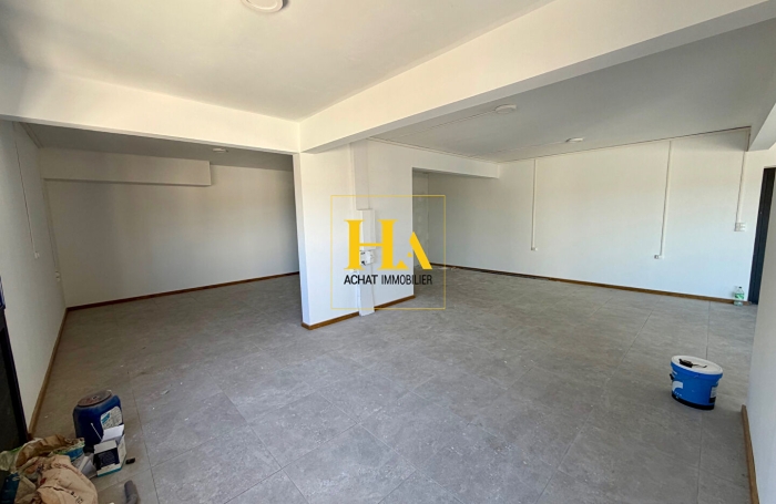 Location Local commercial 82m&sup2; Etang-Sale