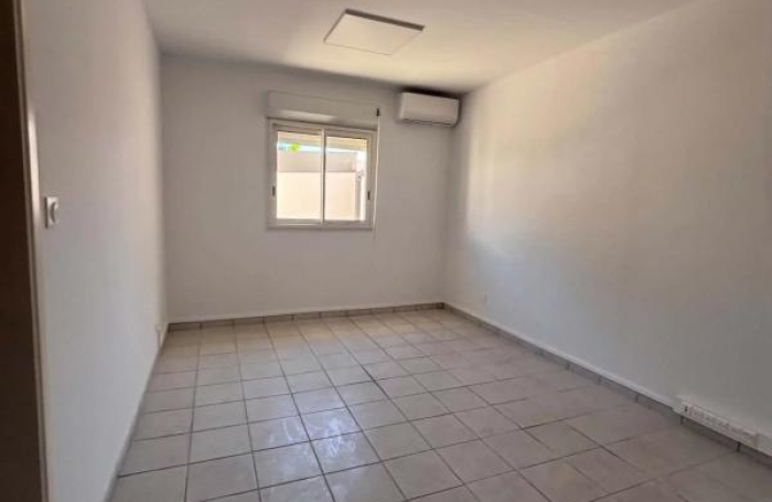 Location Bureaux 80m&sup2; 4 pièces Saint-Pierre