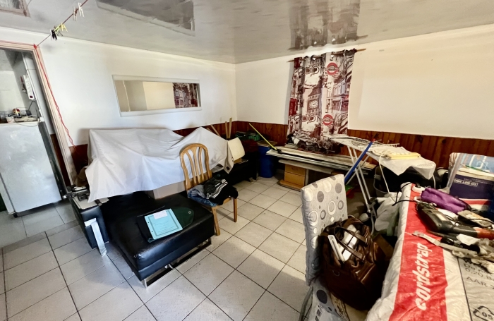 SAINT JOSEPH 97480 - ENSEMBLE IMMOBILIER BIEN SITU&Eacute; - GARAGE - TRAVAUX &Agrave; PR&Eacute;VOIR - VUE D&Eacute;GAG&Eacute;E