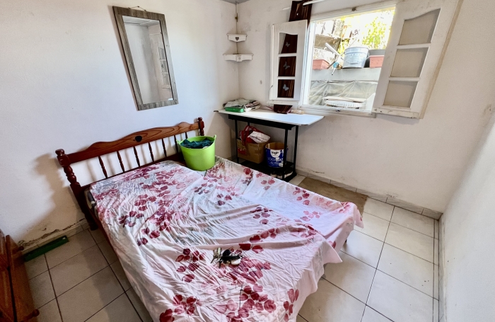 SAINT JOSEPH 97480 - ENSEMBLE IMMOBILIER BIEN SITU&Eacute; - GARAGE - TRAVAUX &Agrave; PR&Eacute;VOIR - VUE D&Eacute;GAG&Eacute;E