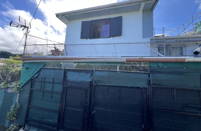 SAINT JOSEPH 97480 - ENSEMBLE IMMOBILIER BIEN SITU&Eacute; - GARAGE - TRAVAUX &Agrave; PR&Eacute;VOIR - VUE D&Eacute;GAG&Eacute;E