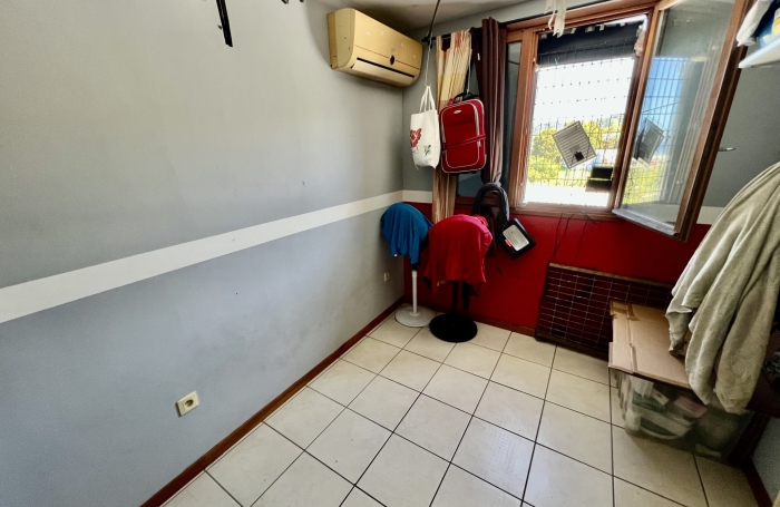 SAINT JOSEPH 97480 - ENSEMBLE IMMOBILIER BIEN SITU&Eacute; - GARAGE - TRAVAUX &Agrave; PR&Eacute;VOIR - VUE D&Eacute;GAG&Eacute;E
