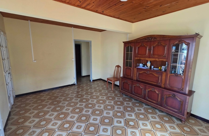 SAINT PIERRE 97410 - MAISON - TRAVAUX RAFRA&Icirc;CHISSEMENT - QUARTIER R&Eacute;SIDENTIEL