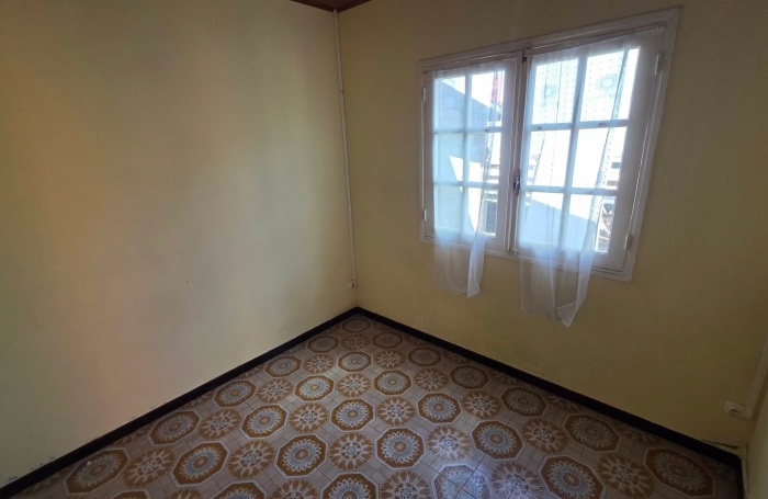 SAINT PIERRE 97410 - MAISON - TRAVAUX RAFRA&Icirc;CHISSEMENT - QUARTIER R&Eacute;SIDENTIEL