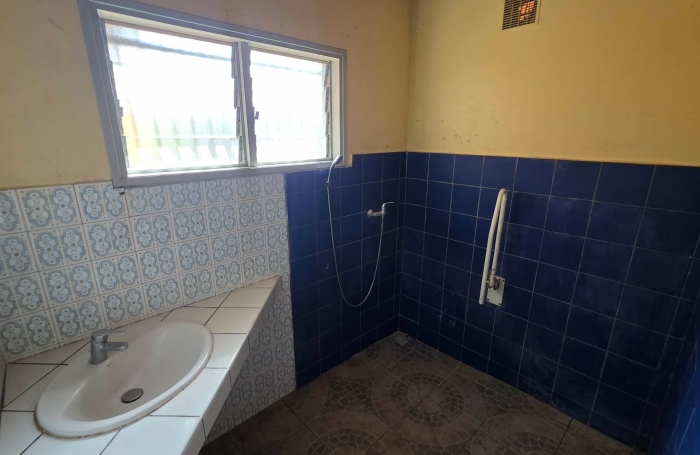 SAINT PIERRE 97410 - MAISON - TRAVAUX RAFRA&Icirc;CHISSEMENT - QUARTIER R&Eacute;SIDENTIEL
