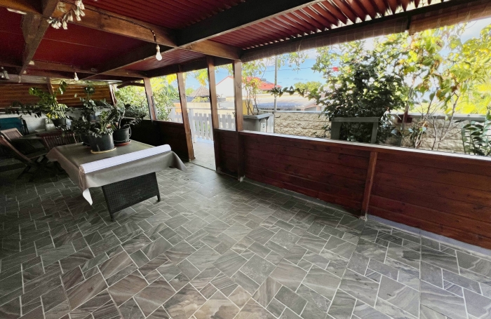 SAINT JOSEPH 97480 - MAISON LUMINEUSE - BUREAU - GARAGE - QUARTIER PRIS&Eacute;