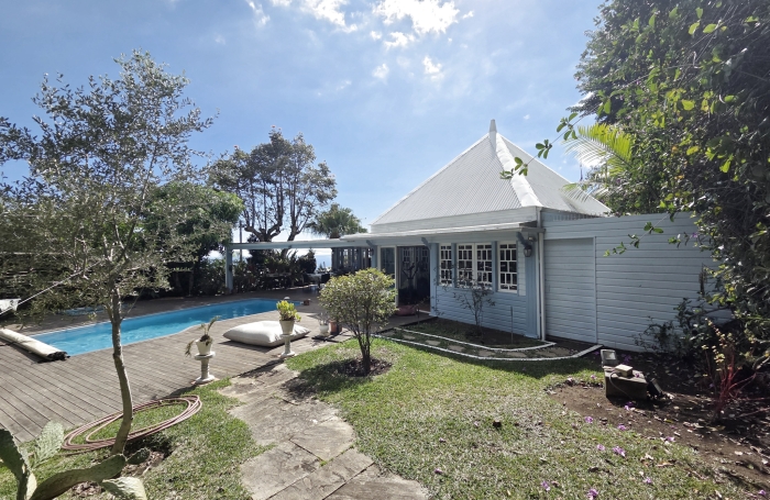 A vendre &agrave; La Montagne, villa cr&eacute;ole F4-5 + bungalow