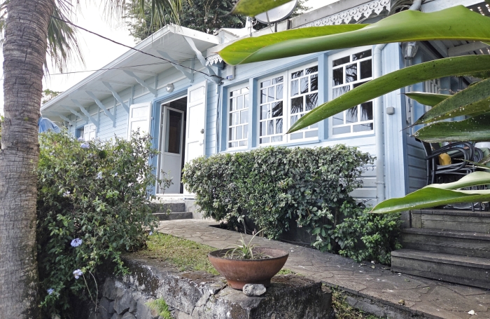A vendre &agrave; La Montagne, villa cr&eacute;ole F4-5 + bungalow