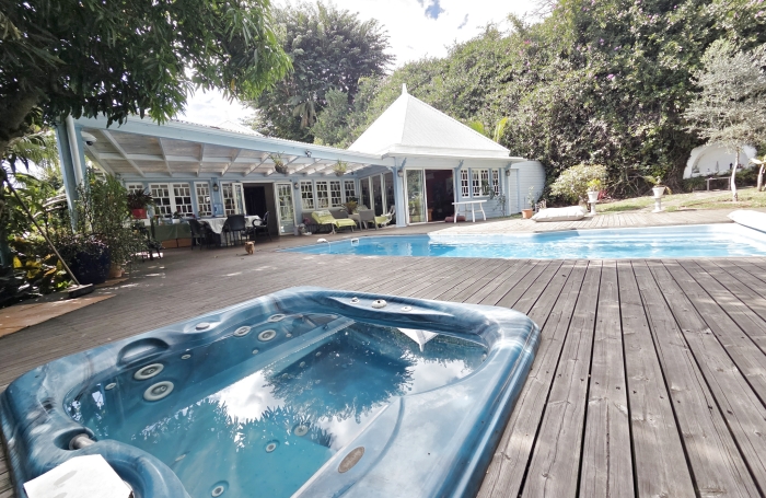 A vendre &agrave; La Montagne, villa cr&eacute;ole F4-5 + bungalow
