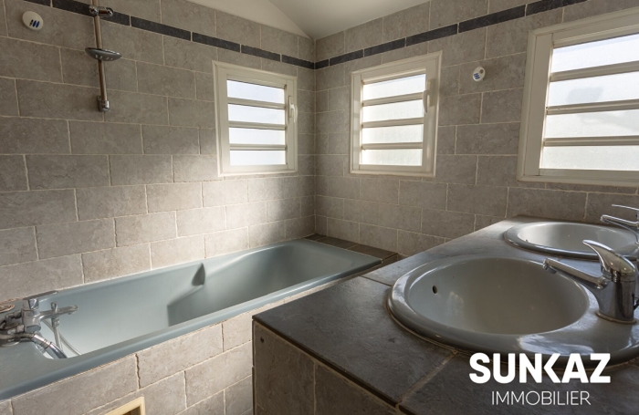 Location Maison 140.00m&sup2; 5 pièces Saint-Pierre