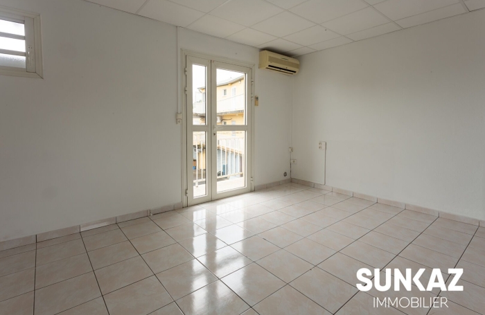 Location Local commercial 66.00m&sup2; 3 pièces Le Tampon