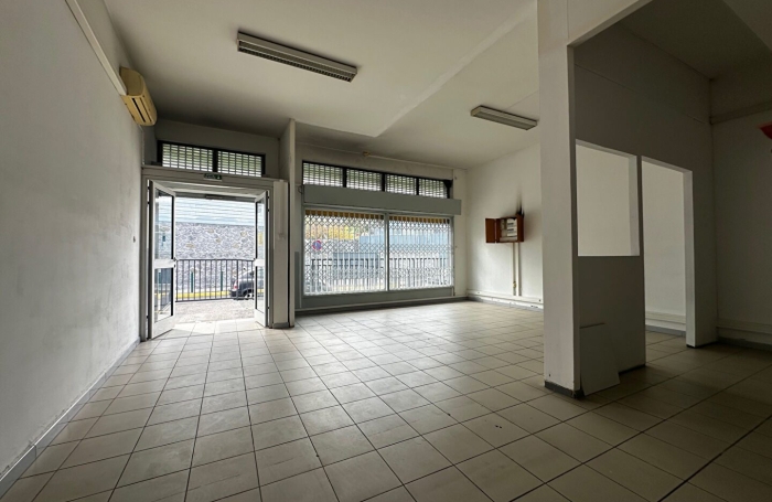 Location Local commercial 65.00m&sup2; Le Port