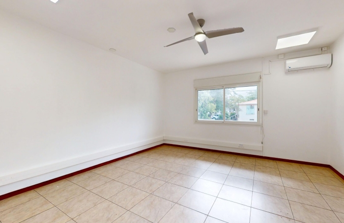 Location Local commercial 200.00m&sup2; 2 pièces Saint Louis
