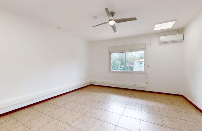 Location Local commercial 200.00m&sup2; 2 pièces Saint Louis