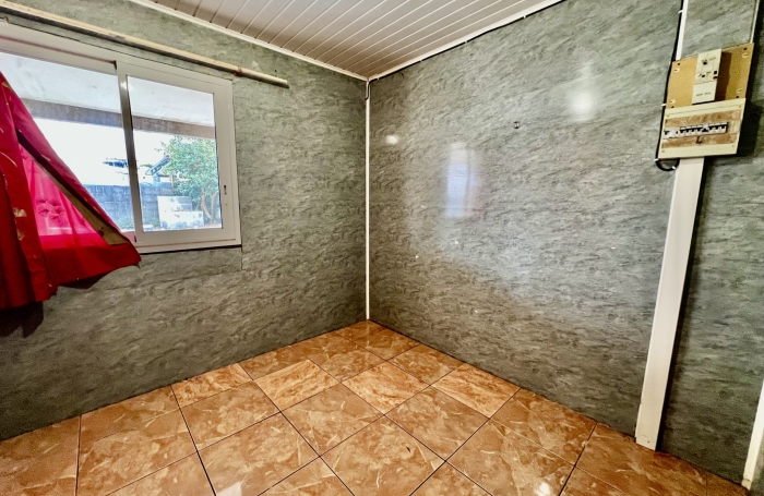 TAMPON 97430 - MAISON AVEC 4 CHAMBRES + 1 BUREAU - VASTE TERRASSE - QUARTIER CALME
