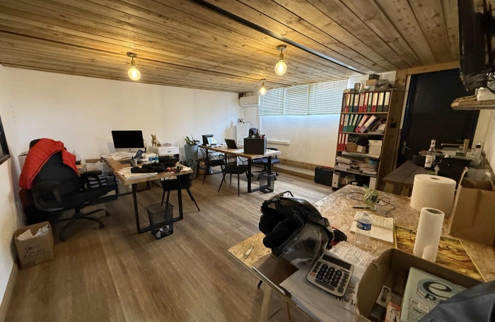 Local d'activit&eacute;s - Entrep&ocirc;t &agrave; louer   Le Port   520 m2 env. avec mezzanine et ext&eacute;rieurs