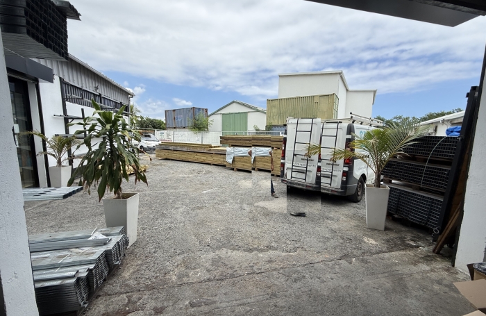 Local d'activit&eacute;s - Entrep&ocirc;t &agrave; louer   Le Port   520 m2 env. avec mezzanine et ext&eacute;rieurs