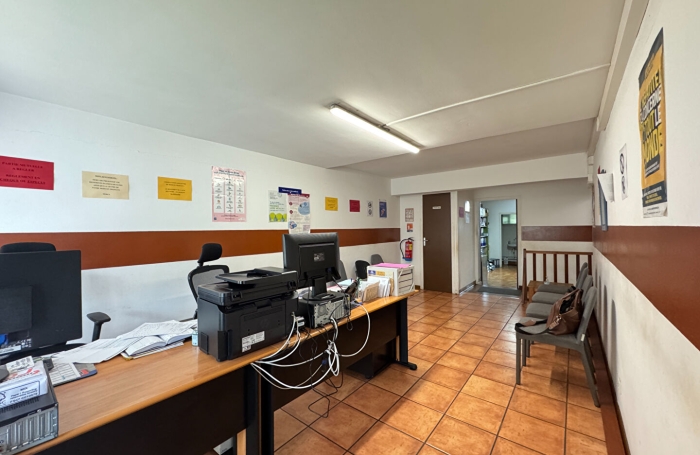 Location Local commercial 84.44m&sup2; 3 pi&egrave;ces Saint Andr&eacute;