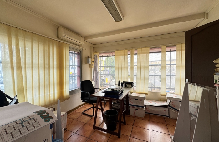 Location Local commercial 84.44m&sup2; 3 pi&egrave;ces Saint Andr&eacute;