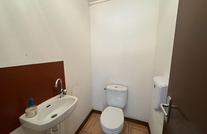 Location Local commercial 84.44m&sup2; 3 pi&egrave;ces Saint Andr&eacute;