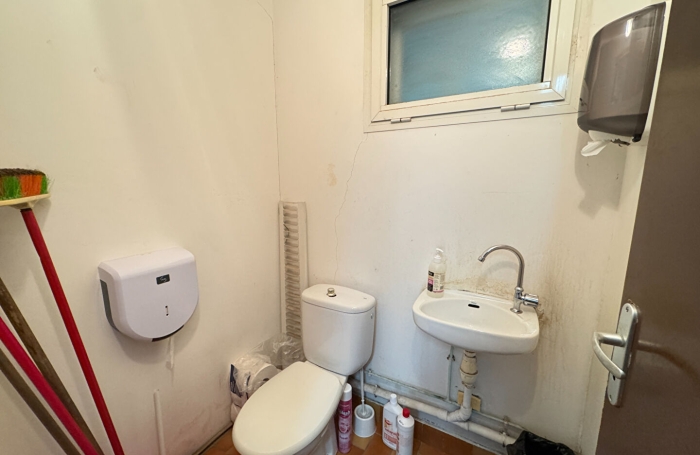 Location Local commercial 84.44m&sup2; 3 pi&egrave;ces Saint Andr&eacute;