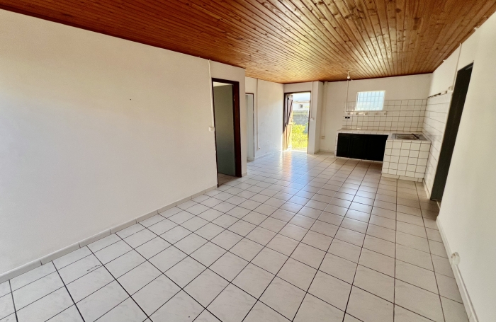 SAINT JOSEPH 97480 - MAISON F3 &Agrave; RAFRA&Icirc;CHIR - TERRAIN PLAT ET PISCINABLE
