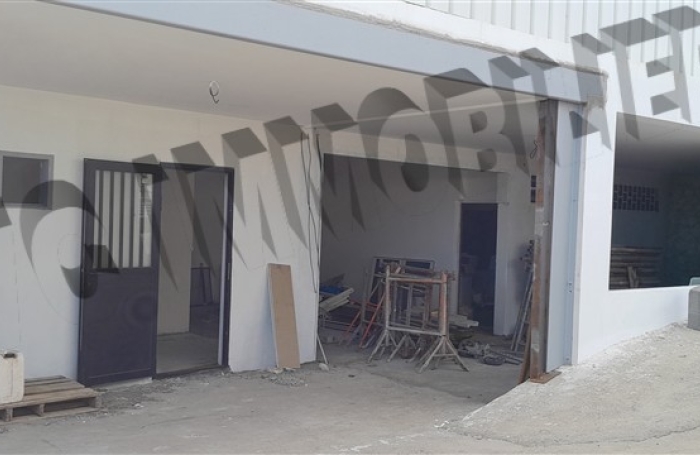 Location Local commercial 200m&sup2; Etang-Sale